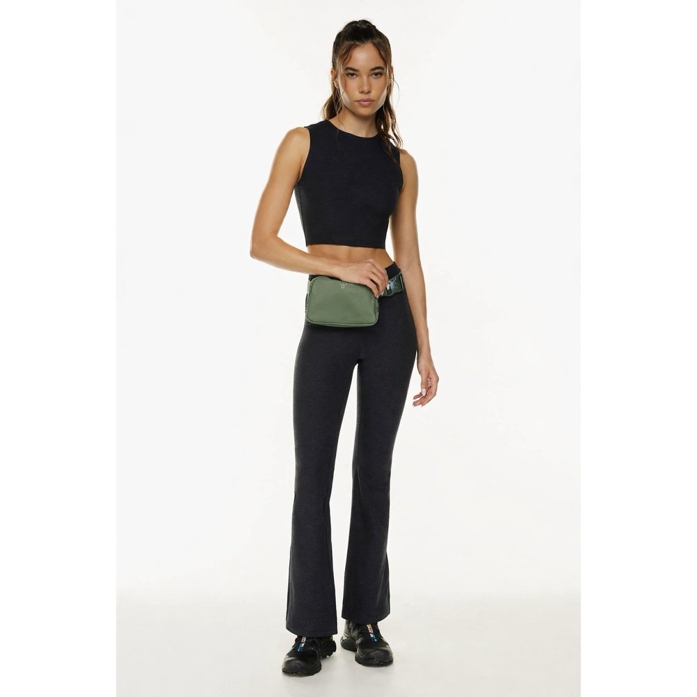 Aritzia TnAction On-The-Way Exposed Belt Bag Green NWOT WaterRepellent Crossbody - Picture 2 of 8
